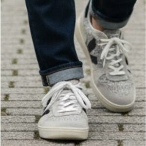 Veja  V10 trainer BEIGE BLACK Size 8 MENS.